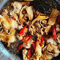 蒜苔蘑菇炒肉的做法图解3