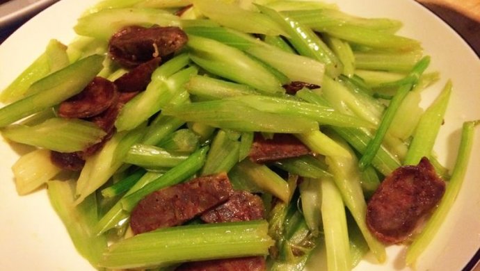 腊肠炒芹菜