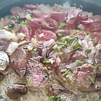 #味达美名厨福气汁，新春添口福#年味香肠与腊味煲仔饭的做法图解10