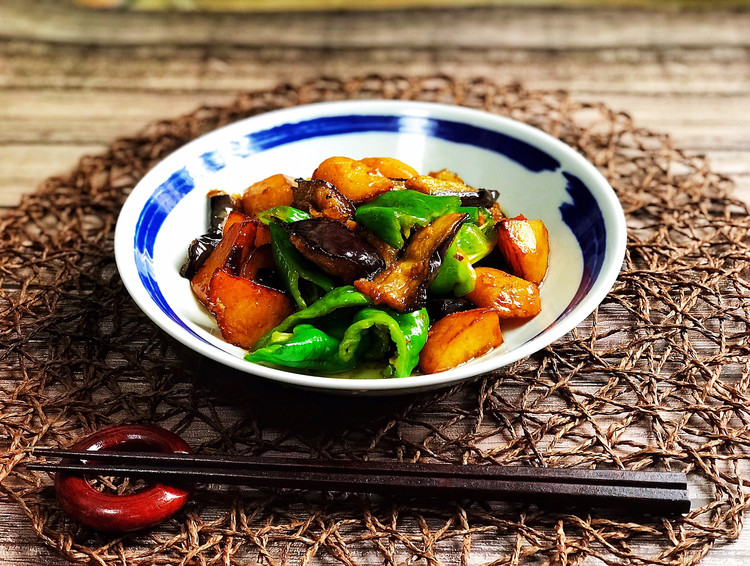 疫情当前，用三种比较适合储存的食物编辑美味～地三鲜的做法