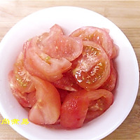 番茄煮滑豆腐——教你轻松倒出内酯豆腐的小窍门的做法图解2