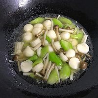 鲜美营养又去燥的鳕鱼丸菌菇丝瓜汤的做法图解7
