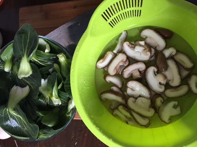 青菜香菇的做法图解2