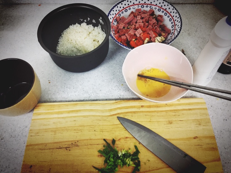 胡萝卜香菇肉焖饭的做法图解1
