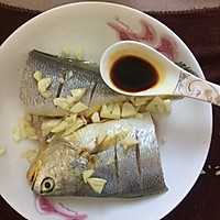 蒜香焗金龙鱼的做法图解3