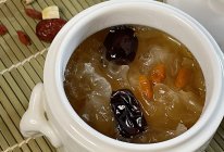 银耳莲子枸杞红枣百合汤的做法