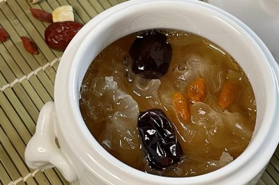 银耳莲子枸杞红枣百合汤