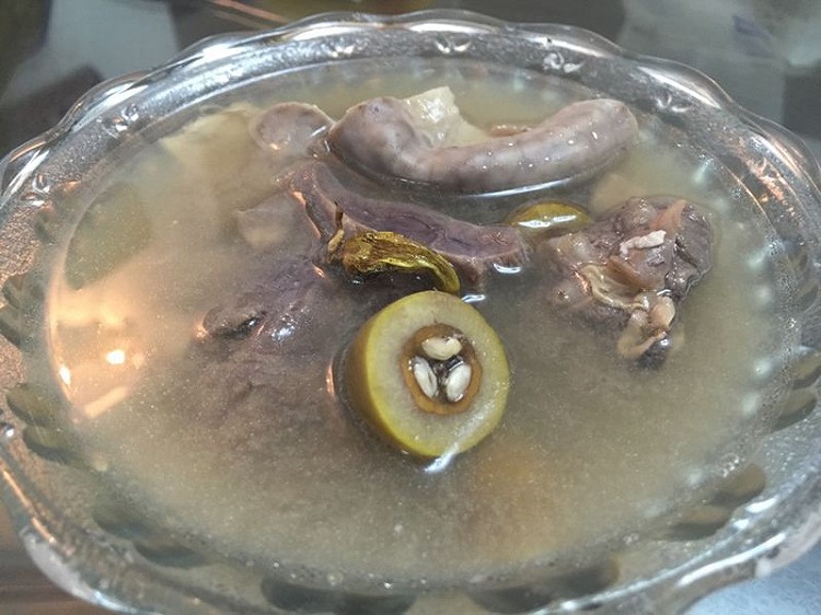 霍斛青橄榄炖花生猪肺粉肠汤的做法