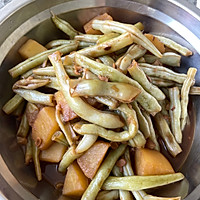 黄豆酱焖土豆豆角的做法图解2