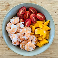 夏日清爽的鲜虾芒果沙拉的做法图解4