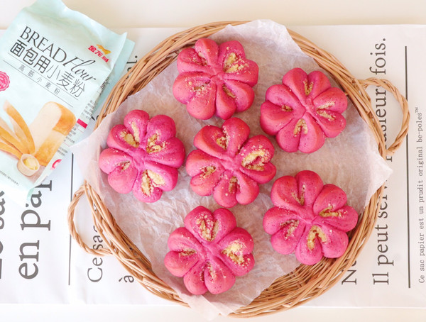 粉红四叶草椰蓉面包