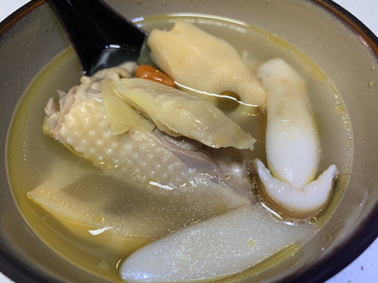 松茸竹笋土鸡汤的做法
