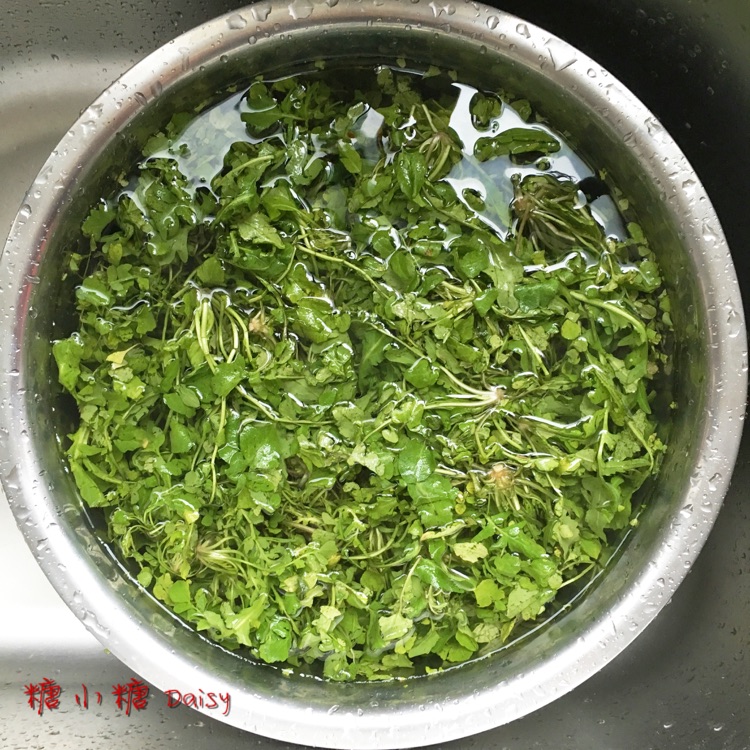 荠菜鲜肉大馄饨的做法图解2