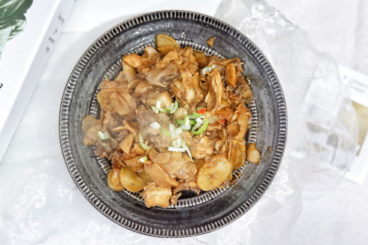 土豆干炖鸡架的做法
