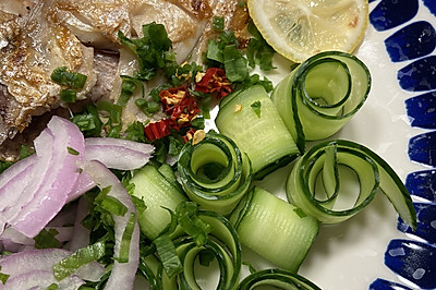 香煎海鲳鱼佐蔬菜沙拉