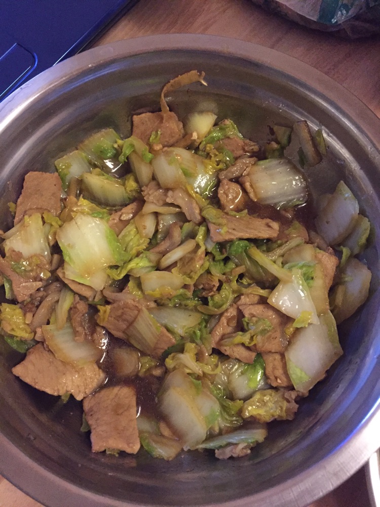 娃娃菜炒肉的做法图解1