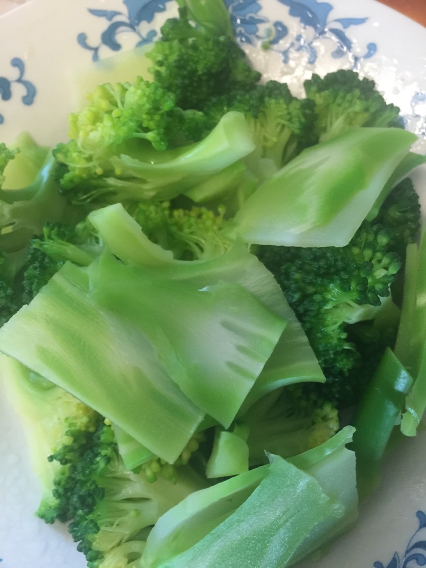 炝香菇西兰花的做法图解1