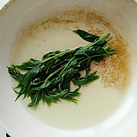 #餐桌上的春日限定#香椿炒鸡蛋的做法图解3