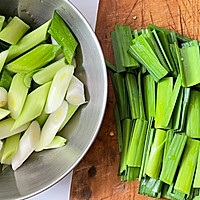 蒜苗炒腊肉的做法图解1