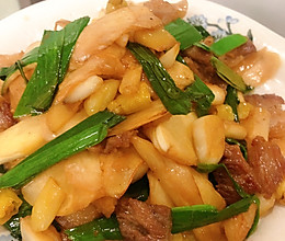 五花肉炒茭白的做法