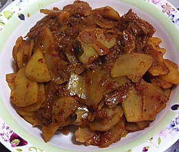 辣白菜炒土豆片的做法