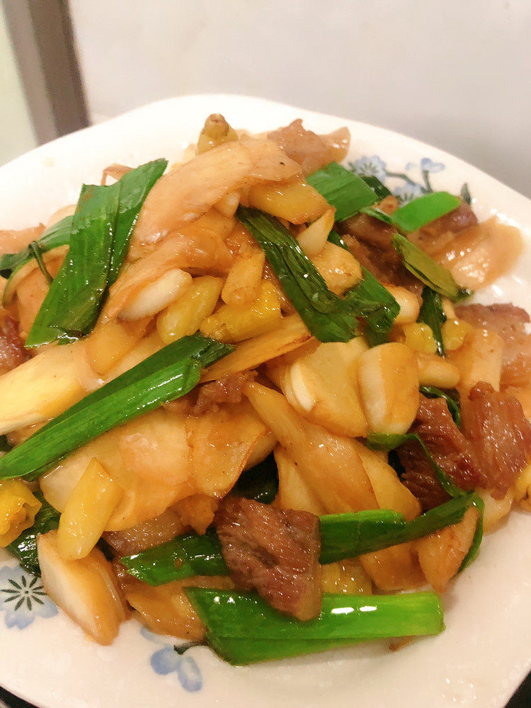 五花肉炒茭白的做法