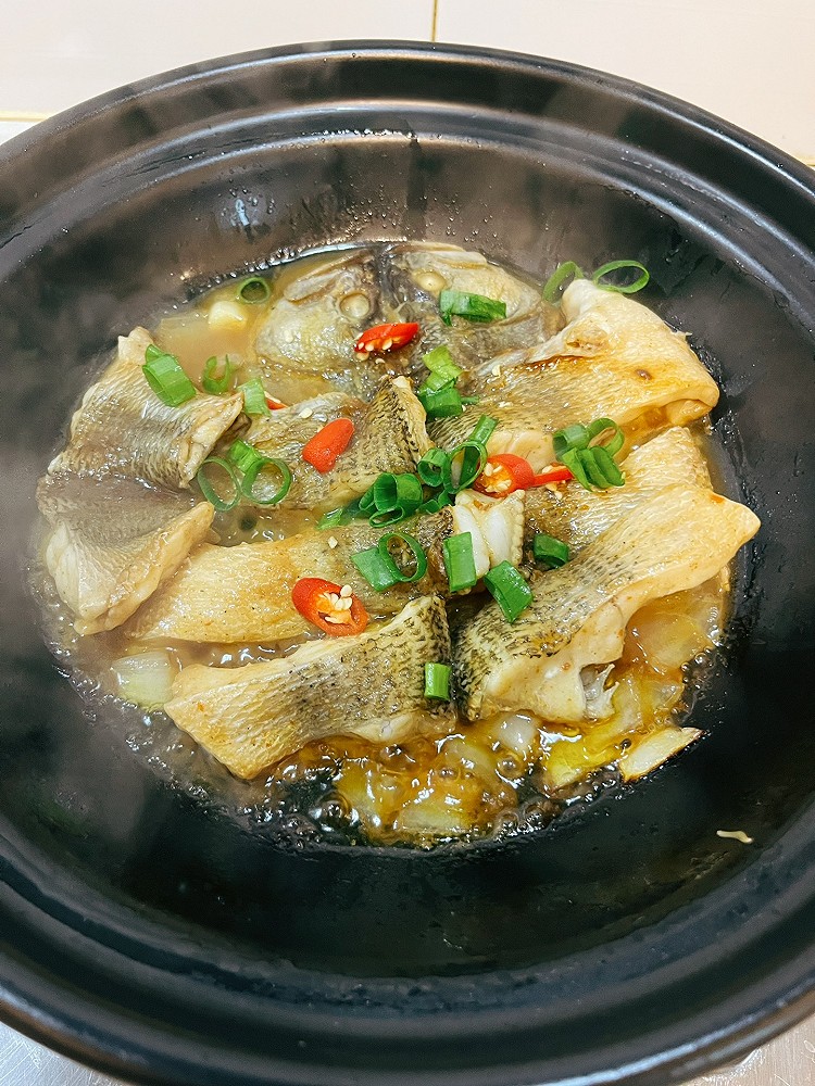 砂锅焗鲈鱼—鱼肉鲜嫩爽滑美味的做法