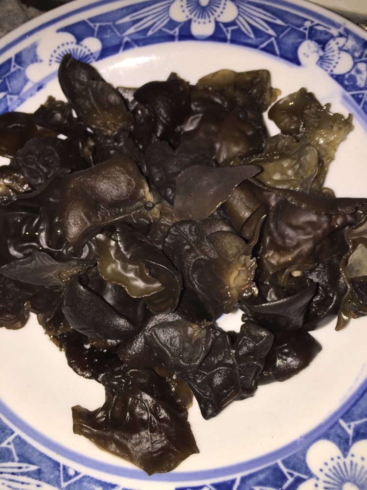 黄瓜木耳炒肉的做法图解2