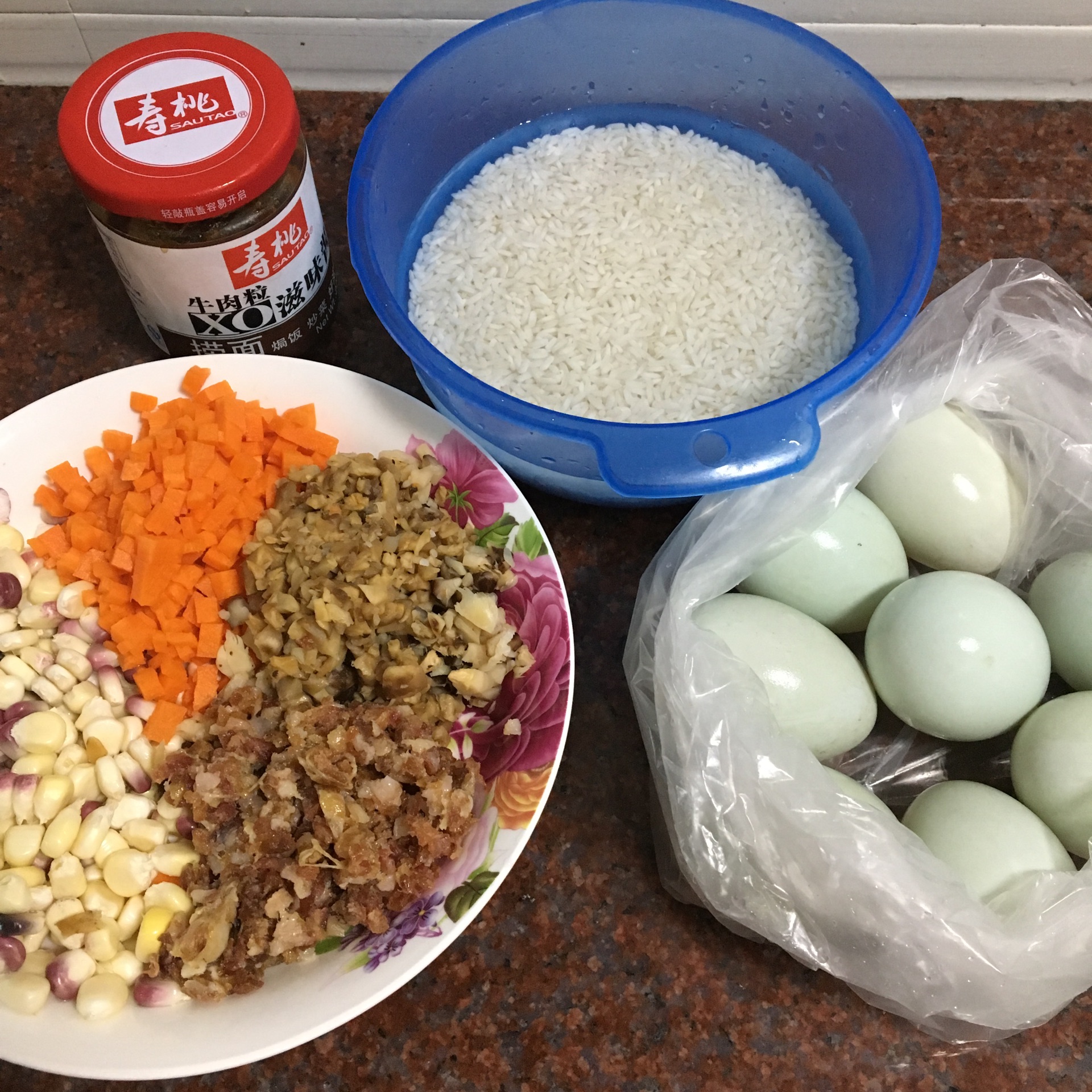 咸鸭蛋灌糯米饭怎么做_咸鸭蛋灌糯米饭的做法视频_豆果美食