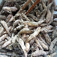 炸小鱼的做法图解2