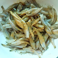 炸鱼不破不腥，外酥里嫩，连不吃鱼的老公都跟你抢的做法图解2