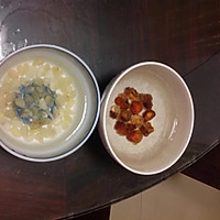 桃胶皂角银耳羹的做法图解1