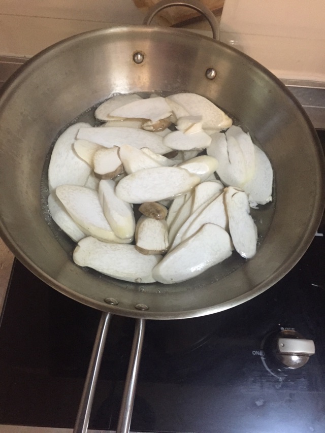 杏鲍菇胡萝卜 虾仁猪肉水饺的做法图解2