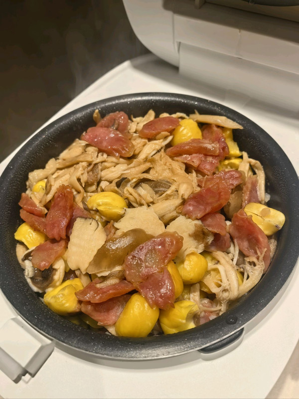 黄油鸡枞菌板栗腊肠煲仔饭