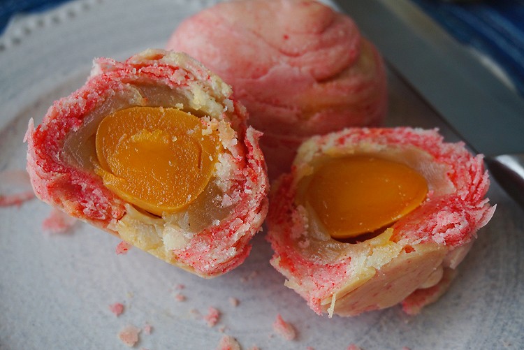 樱花粉蛋黄酥的做法