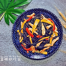 低脂营养，色彩丰富的黑暗美味-鸡肉彩椒墨鱼汁面