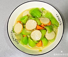 【孕妇食谱】丝瓜烩鱼饼，甜鲜美味，低脂又营养～的做法