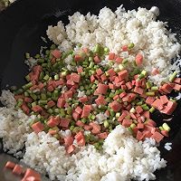 鸡蛋蒜苔火腿炒米饭的做法图解3