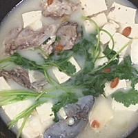 鱼头豆腐浓汤的做法图解1