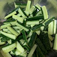 酸辣腌黄瓜的做法图解1