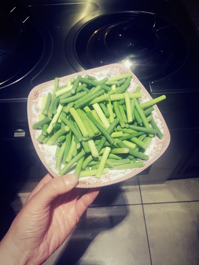 蒜苔培根炒的做法图解1
