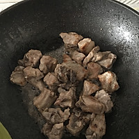 排骨酸菜炖粉条的做法图解3