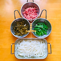 酸香美味的砂锅酸菜米线的做法图解1