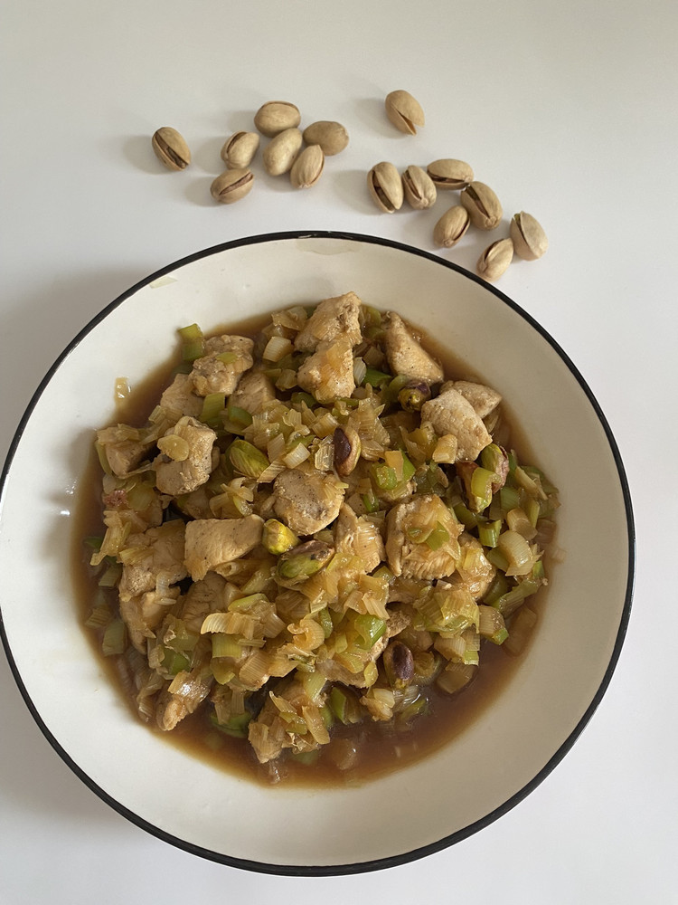 开心果大葱炒鸡丁的做法