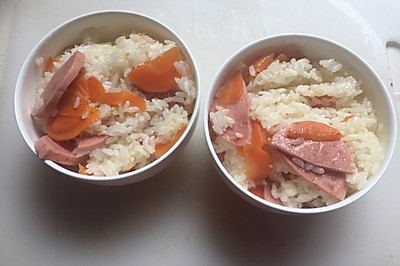 胡萝卜火腿肠煲仔饭