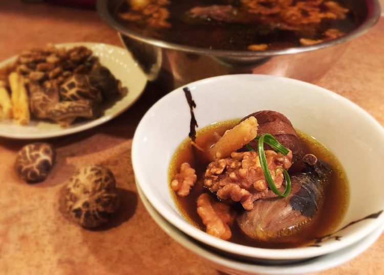 温州核桃乌鸡甜汤—月子餐的做法