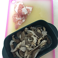 平菇炒肉的做法图解1
