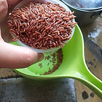 养气补血的营养粥:鸽子排骨红米粥的做法图解2