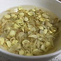 冰糖雪梨银耳莲子百合桂圆汤的做法图解2