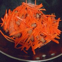 家里味—胡萝卜炒腊肉的做法图解4
